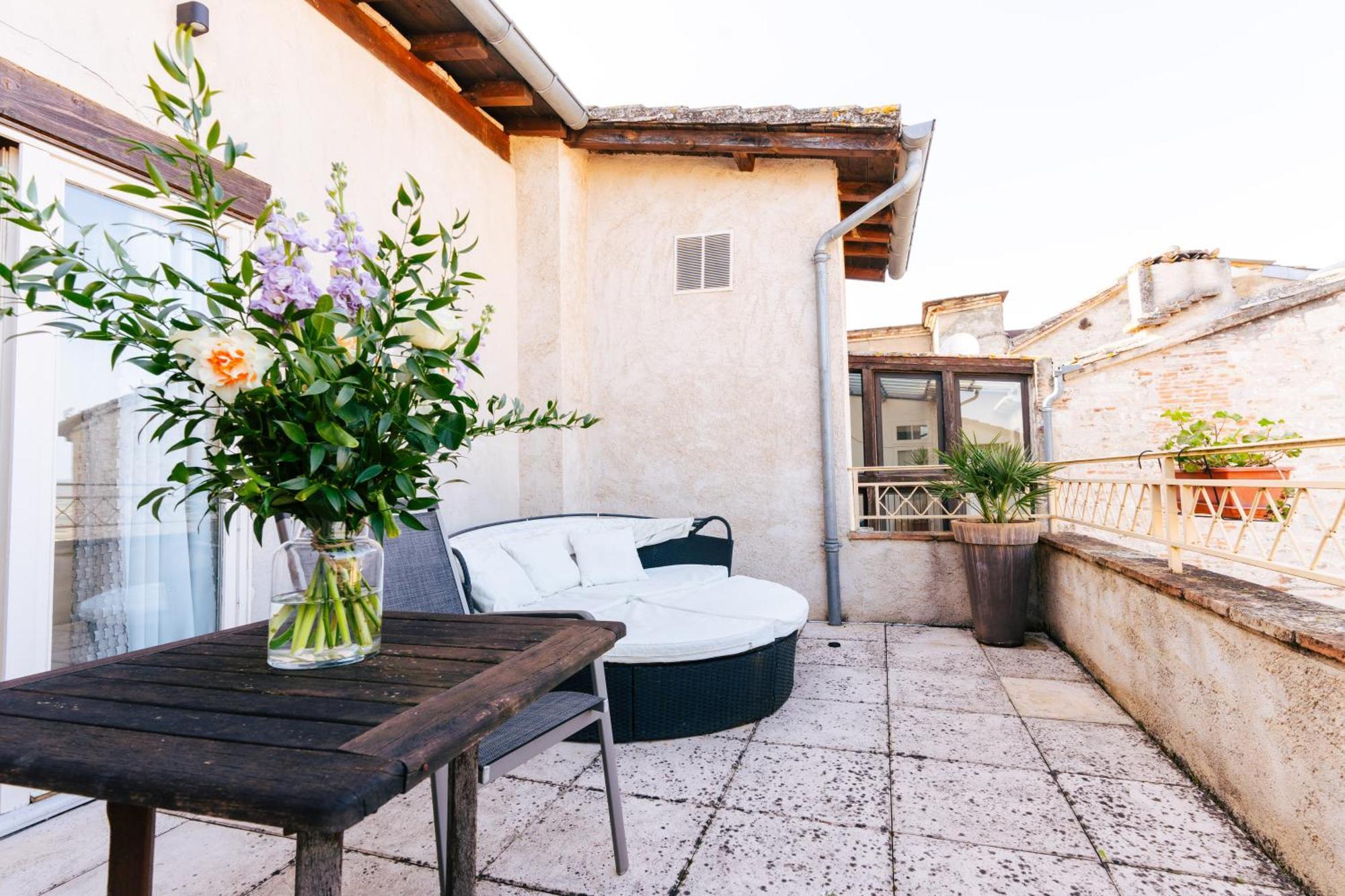 Hotel Des Consuls Castelnau-de-Montmiral ภายนอก รูปภาพ
