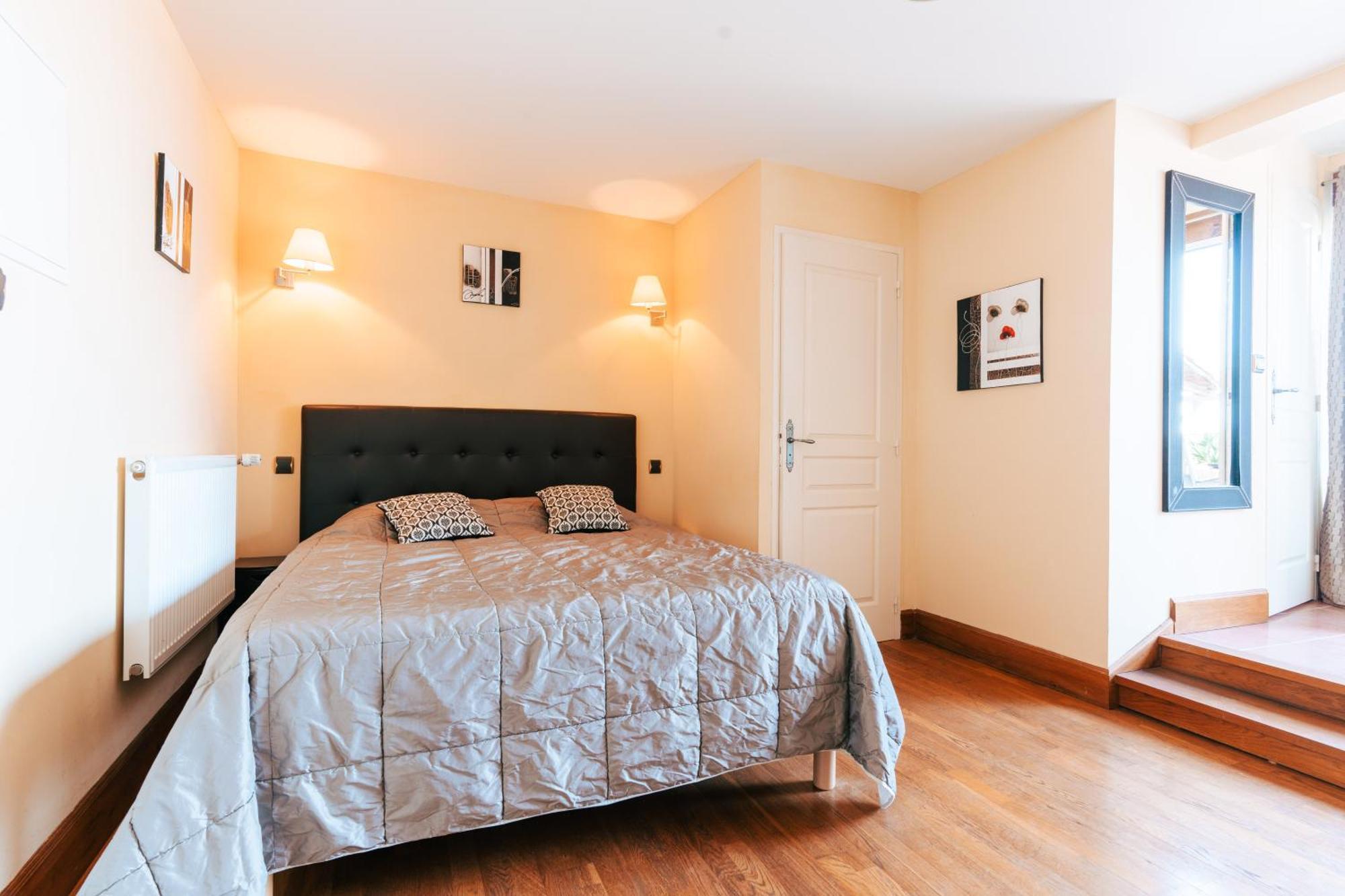 Hotel Des Consuls Castelnau-de-Montmiral ภายนอก รูปภาพ