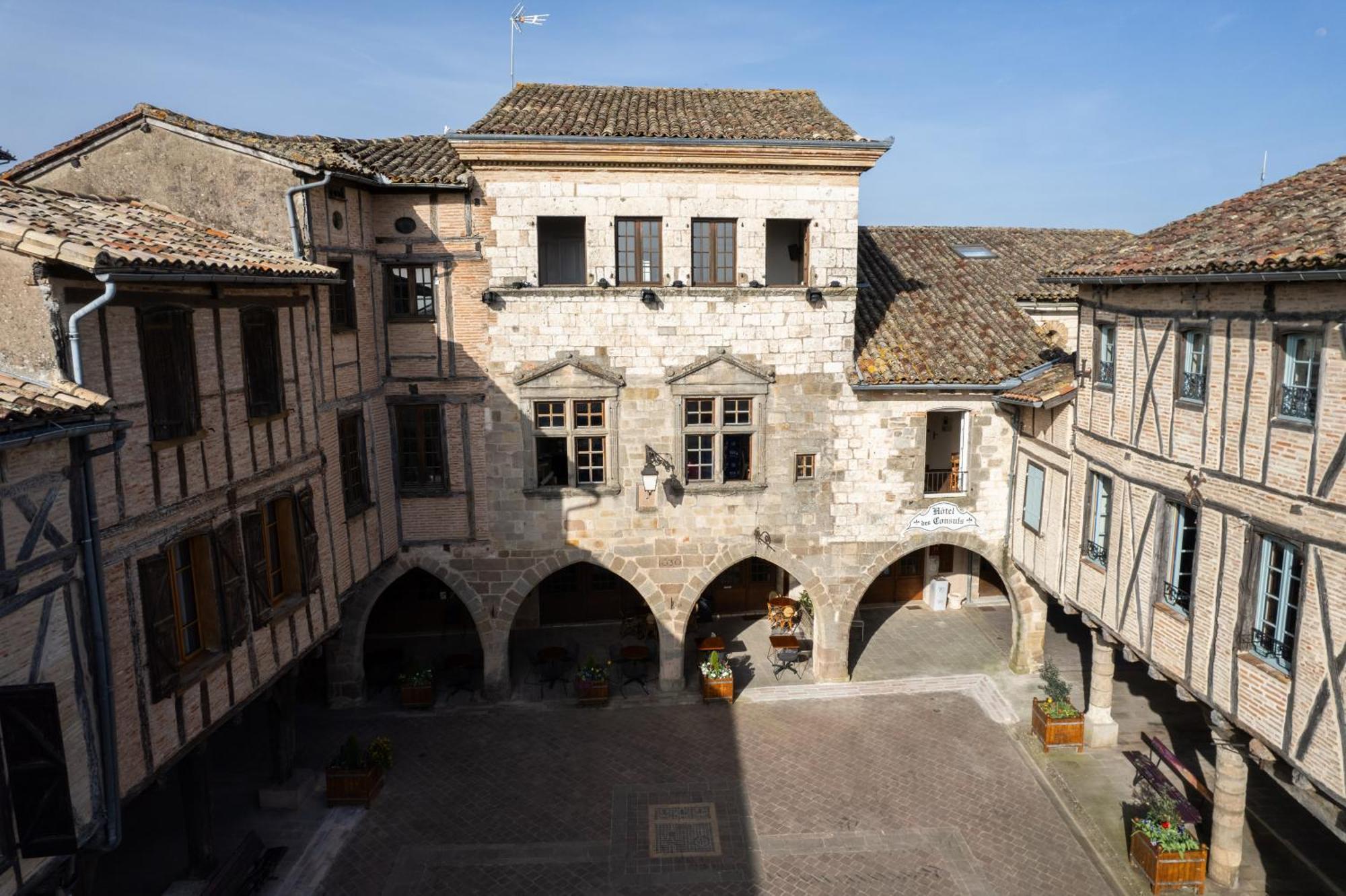 Hotel Des Consuls Castelnau-de-Montmiral ภายนอก รูปภาพ